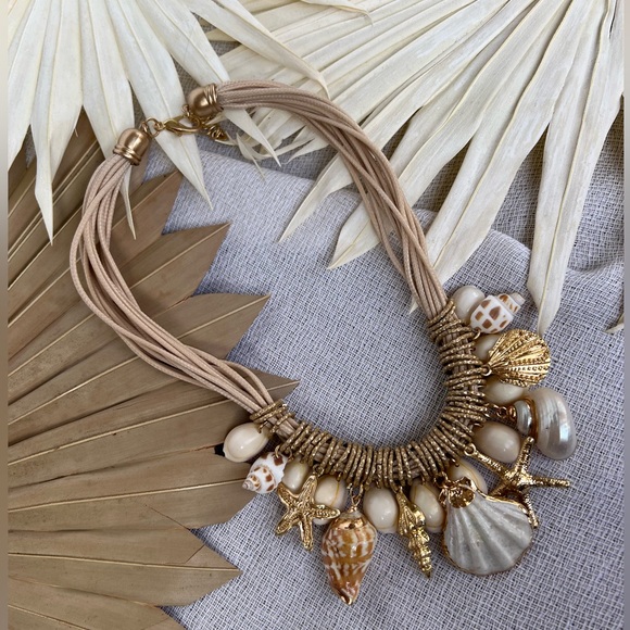 NWT Genuine SEASHELL NECKLACE With Gold Charms, Summer Jewelry, Resort Ready - Picture 4 of 9